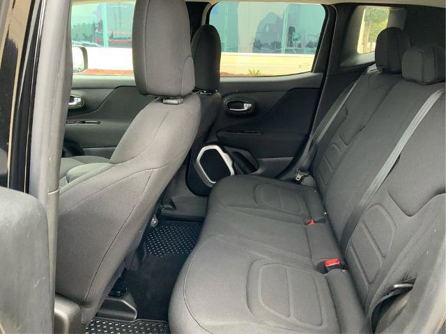 Used 2018 Jeep Renegade Latitude w/ Cold Weather Group AWD/4WD image 12