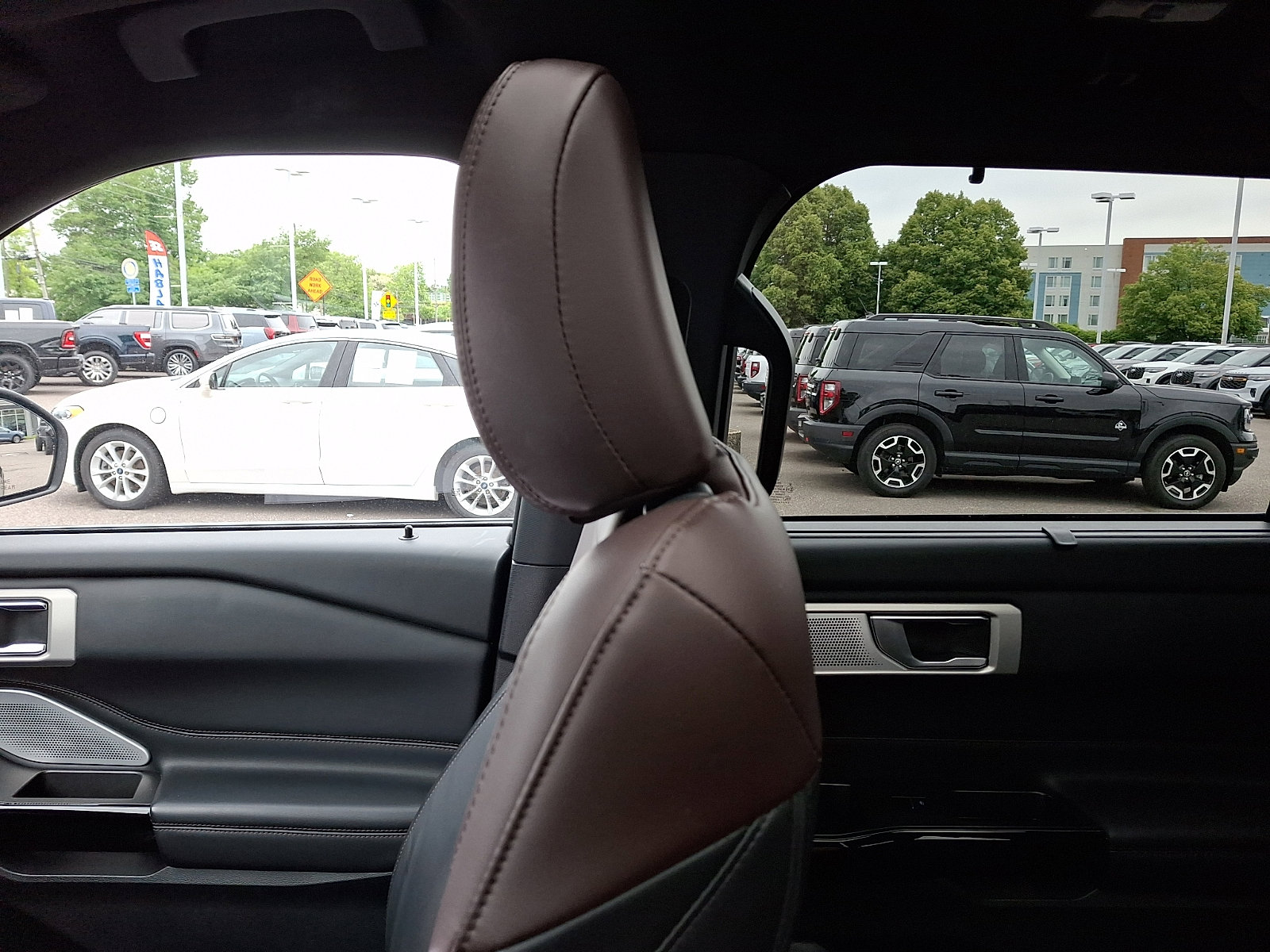Certified 2023 Ford Explorer Platinum w/ Technology Package AWD/4WD image 17