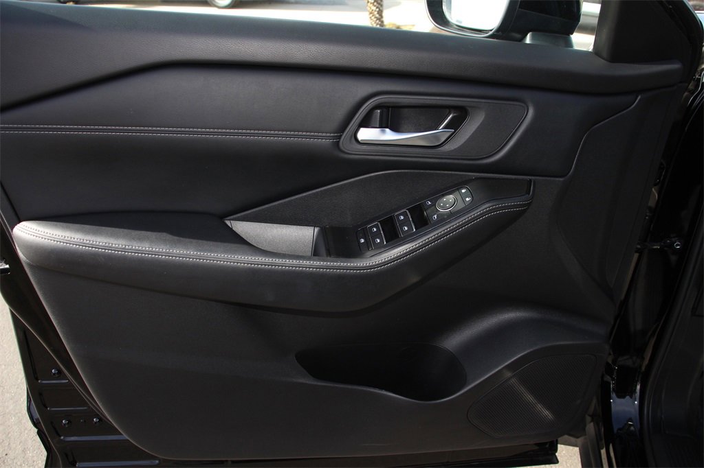 Used 2025 Nissan Rogue SL image 22