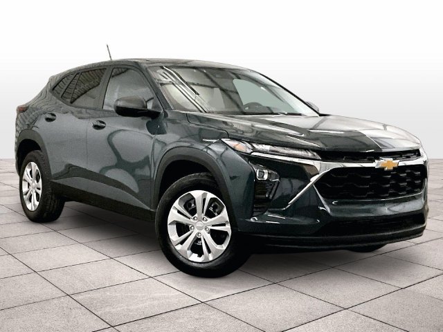 Used 2026 Chevrolet Trax LS FWD image 2