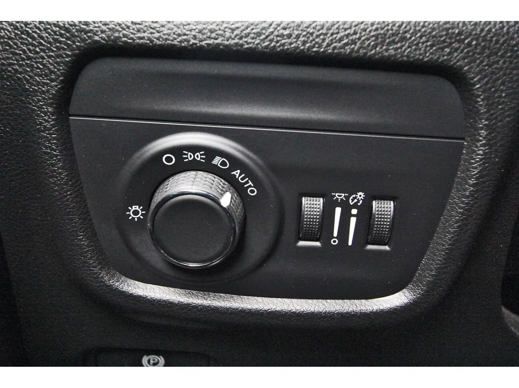 Used 2025 Jeep Grand Cherokee Altitude RWD image 21