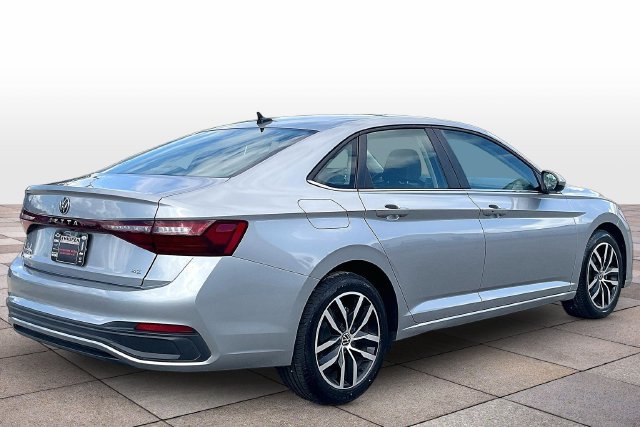 Used 2025 Volkswagen Jetta SE FWD image 14