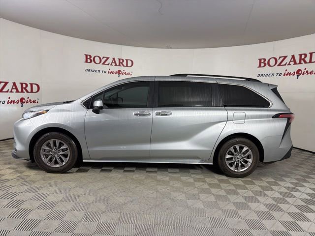 Used 2022 Toyota Sienna XLE image 2