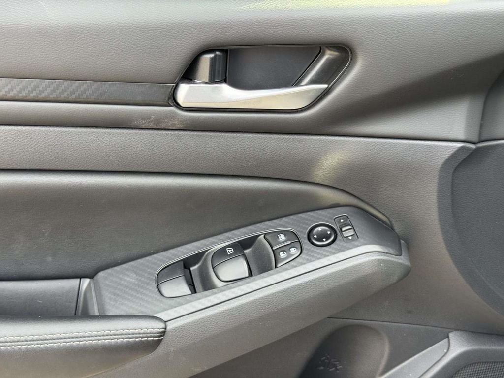 Used 2025 Nissan Altima 2.5 SV FWD image 19