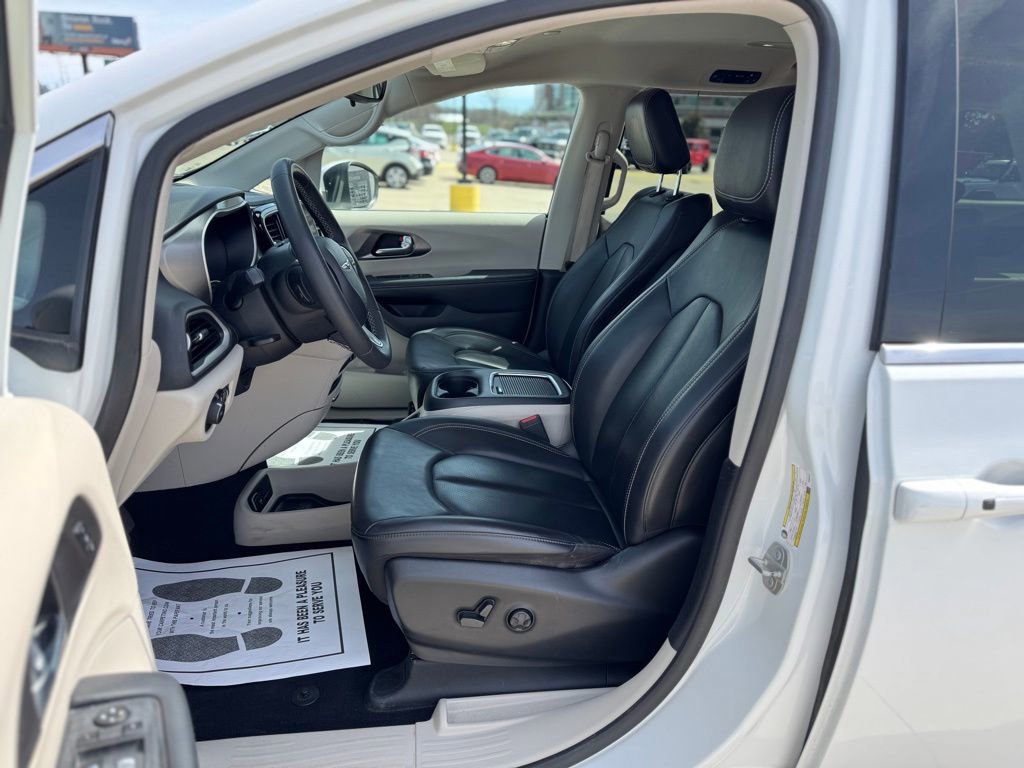 Used 2023 Chrysler Pacifica Touring-L image 13