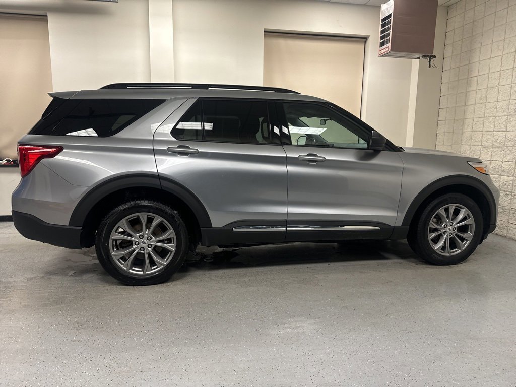 Certified 2022 Ford Explorer XLT w/ Equipment Group 202A image 3