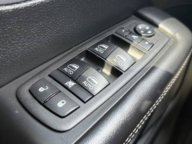 Used 2025 Chrysler Pacifica Limited FWD image 15