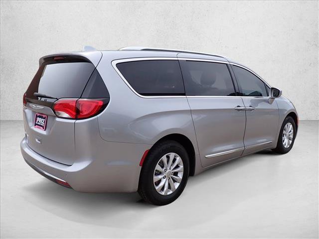 Used 2018 Chrysler Pacifica Touring-L FWD image 4