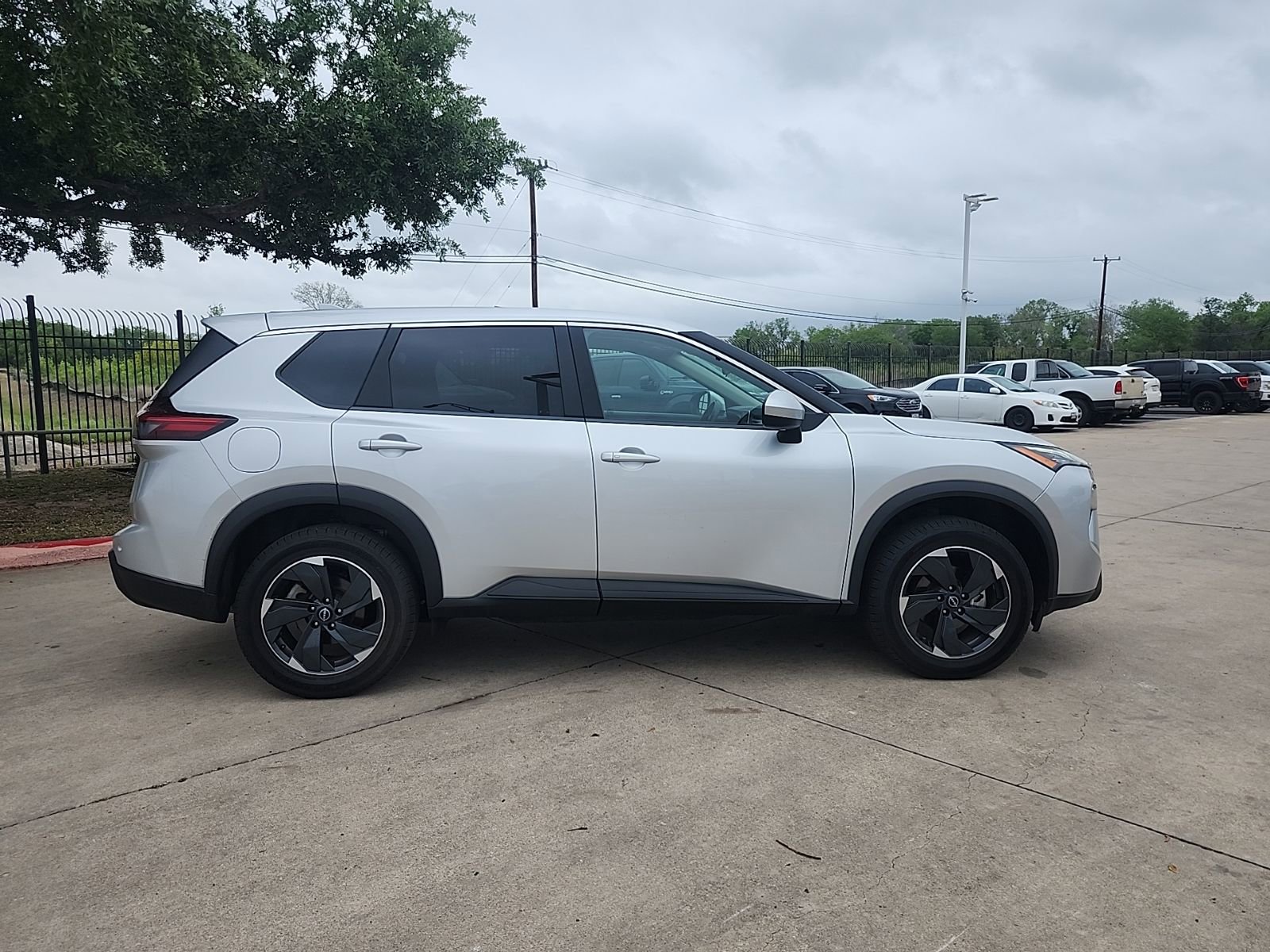 Used 2024 Nissan Rogue SV AWD/4WD image 2