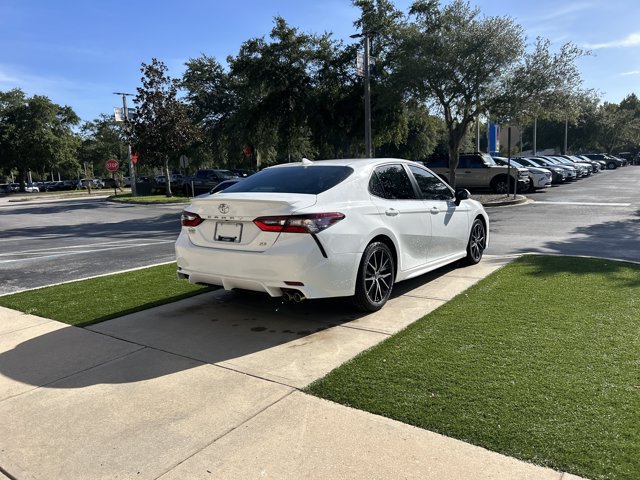 Used 2021 Toyota Camry SE w/ Convenience Package FWD image 5