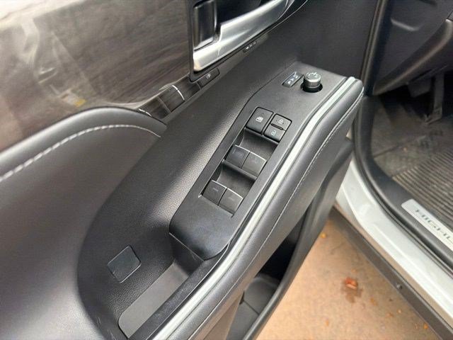 Used 2024 Toyota Highlander Limited AWD/4WD image 20