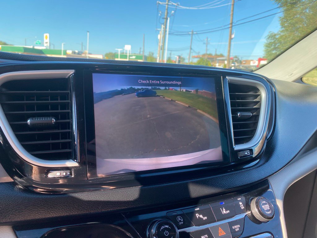 Used 2022 Chrysler Pacifica Touring-L FWD image 23