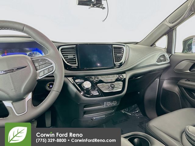 Used 2025 Chrysler Pacifica Select AWD/4WD image 22