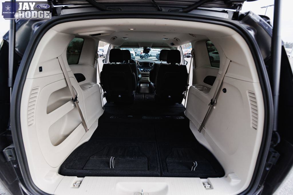 Used 2023 Chrysler Voyager LX image 8