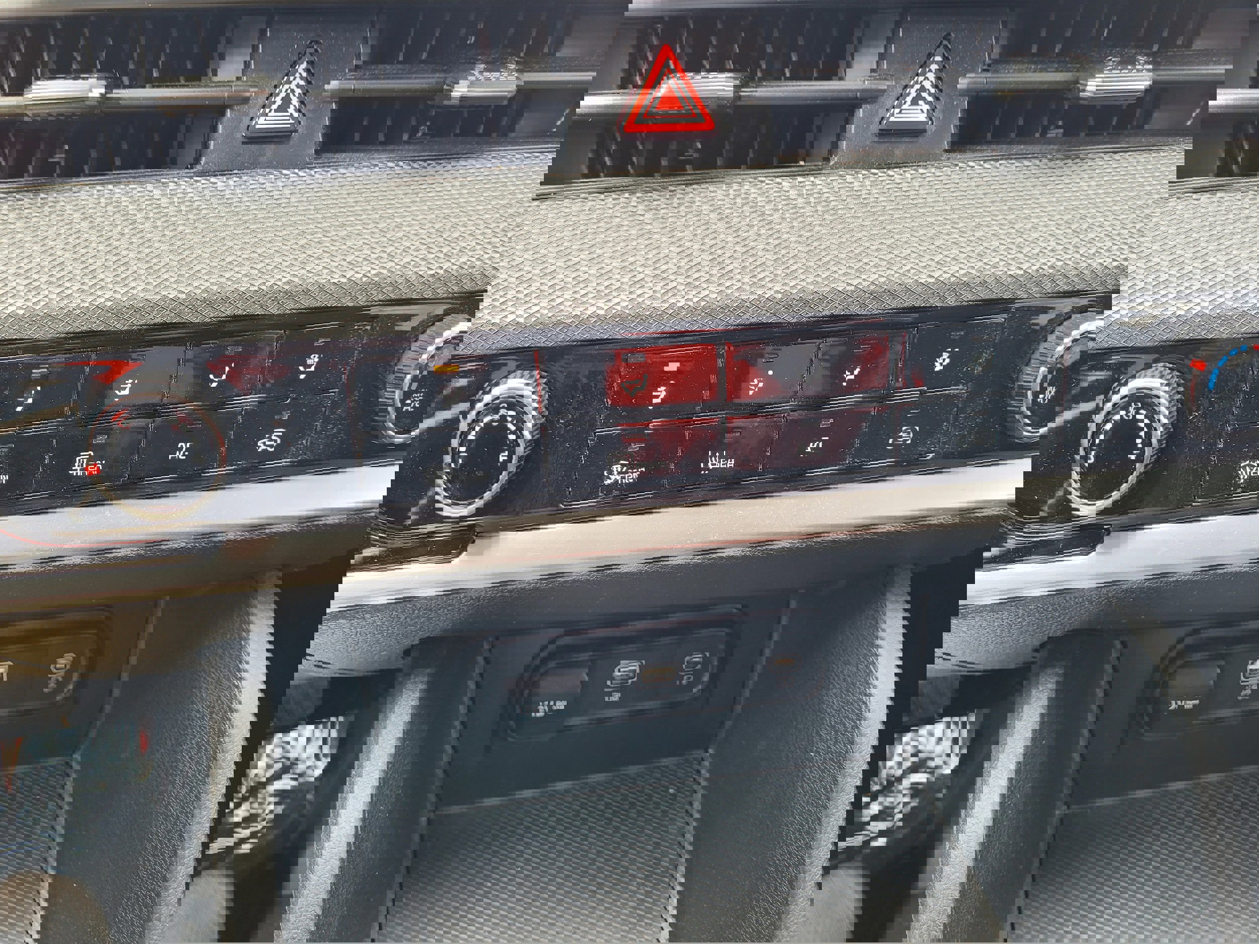 Used 2023 Kia Sportage LX AWD/4WD image 16