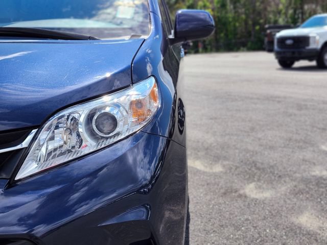 Used 2020 Toyota Sienna LE w/ LE Preferred Package FWD image 10