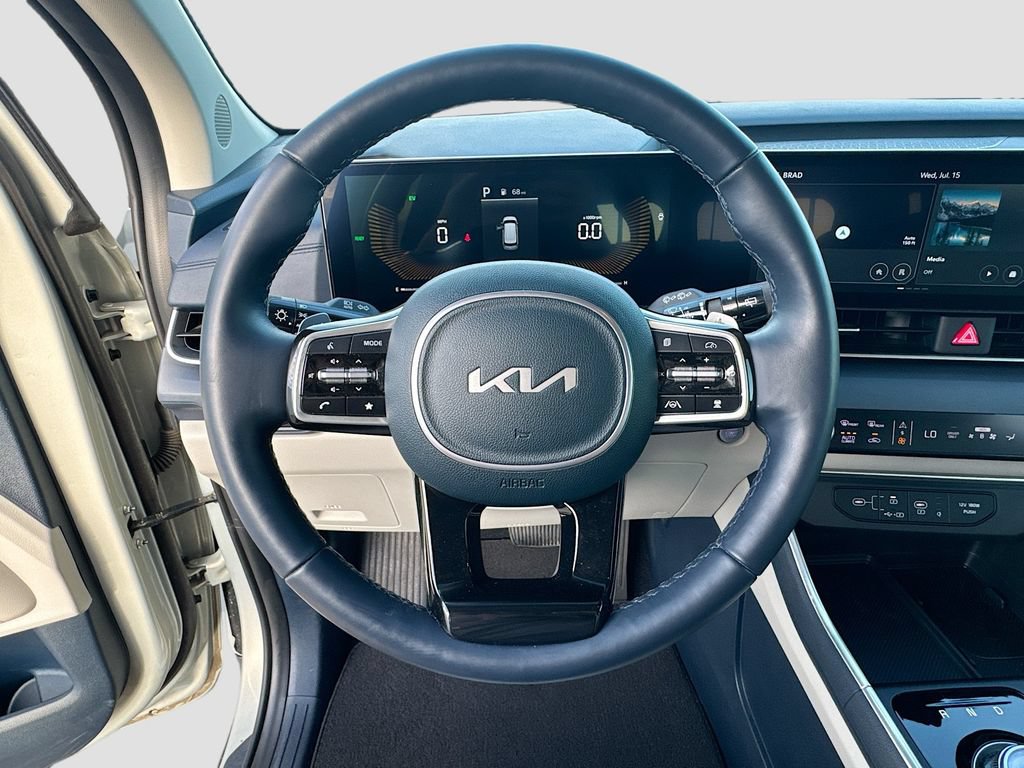 Used 2025 Kia Carnival EX FWD image 11