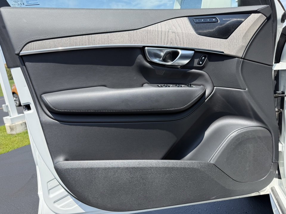 Used 2023 Volvo XC90 B6 Ultimate w/ Protection Package image 24