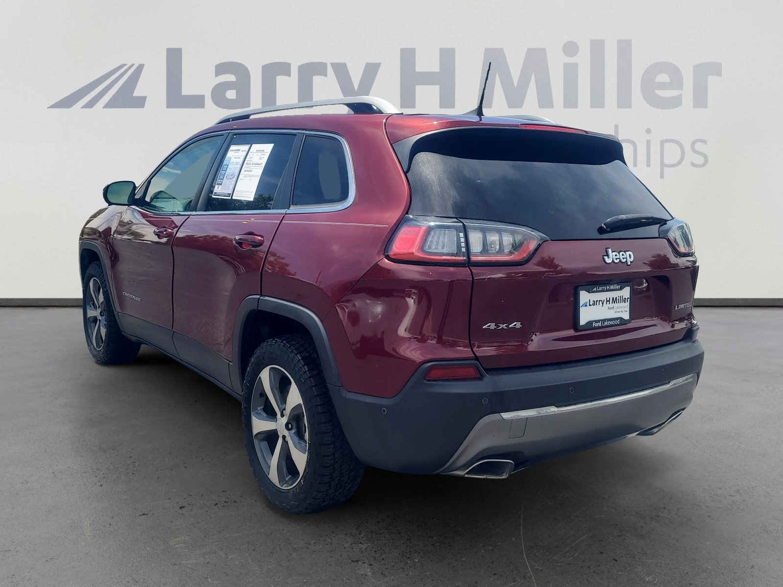Used 2019 Jeep Cherokee Limited w/ Technology Group AWD/4WD image 3