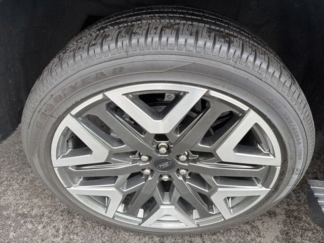 Certified 2025 Ford Expedition Platinum w/ Platinum Ultimate Package AWD/4WD image 27