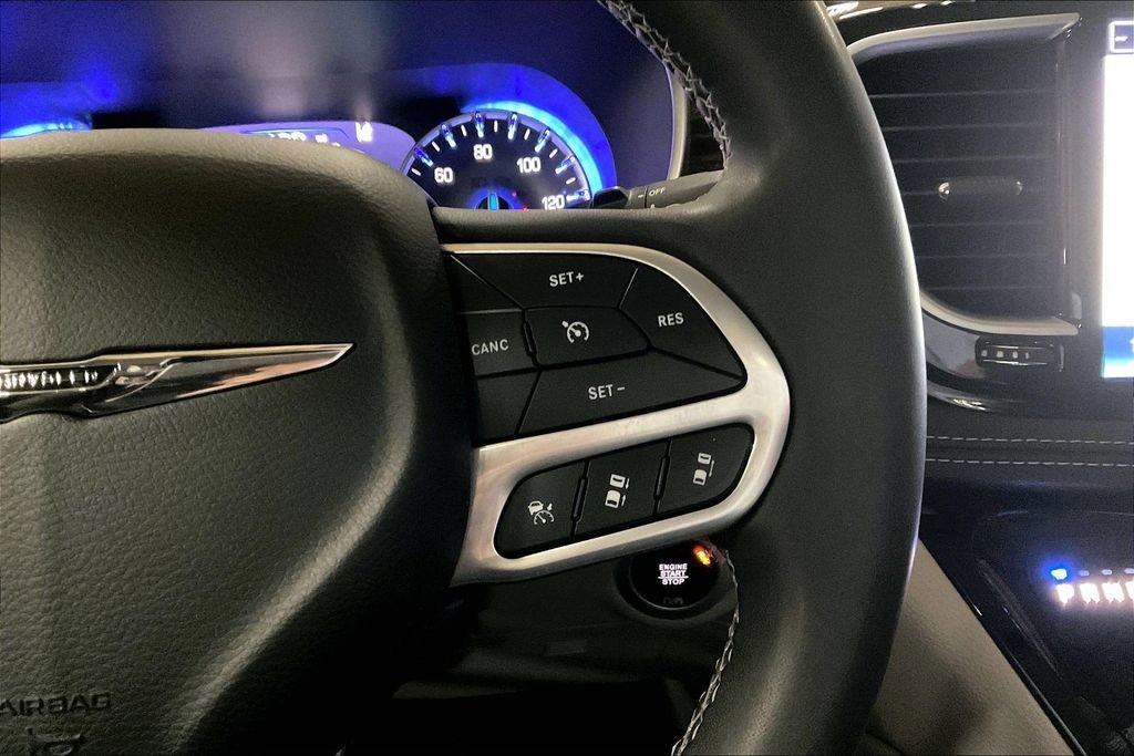 Used 2023 Chrysler Pacifica Limited image 18