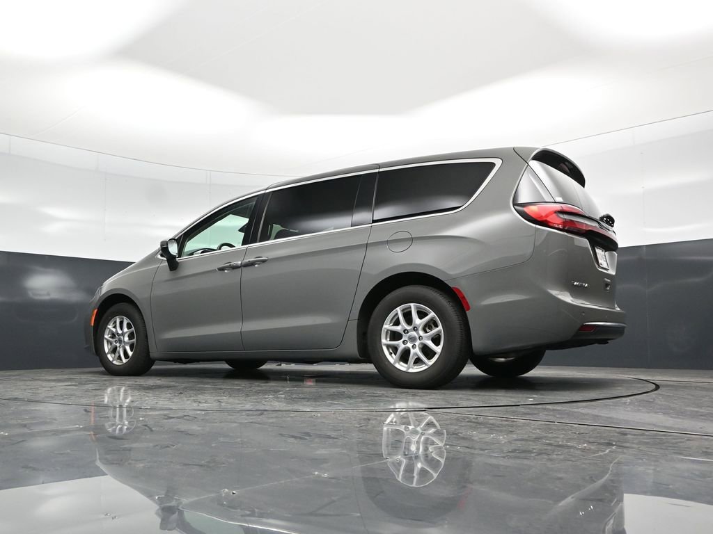 Used 2023 Chrysler Pacifica Touring-L image 54
