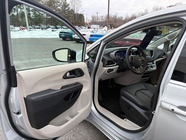 Used 2024 Chrysler Pacifica Touring-L image 10