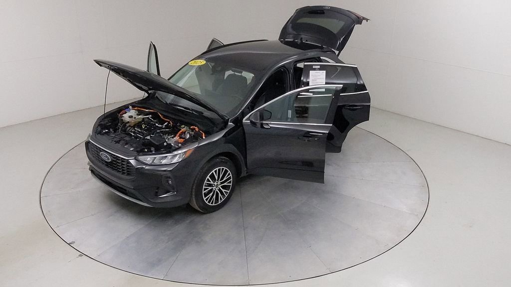 Certified 2025 Ford Escape SE w/ Class II Trailer Tow Package FWD image 41