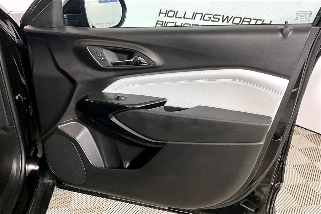 Used 2025 Chevrolet Trax LT w/ LT Convenience Package image 19