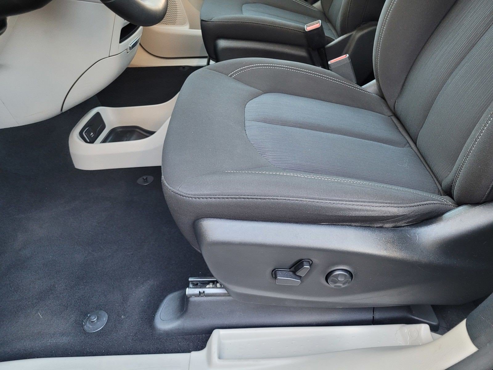 Used 2024 Chrysler Voyager LX FWD image 23