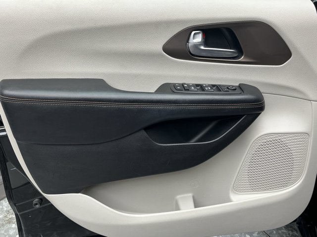 Used 2019 Chrysler Pacifica Touring-L FWD image 8