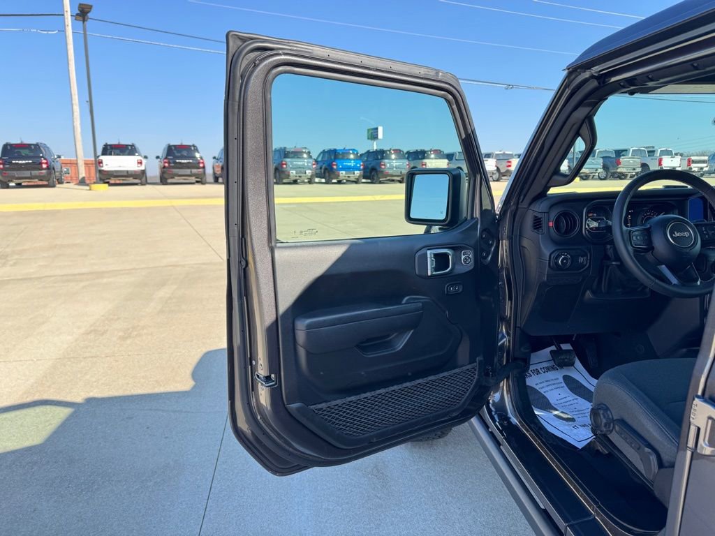 Used 2025 Jeep Wrangler Unlimited Rubicon AWD/4WD image 7