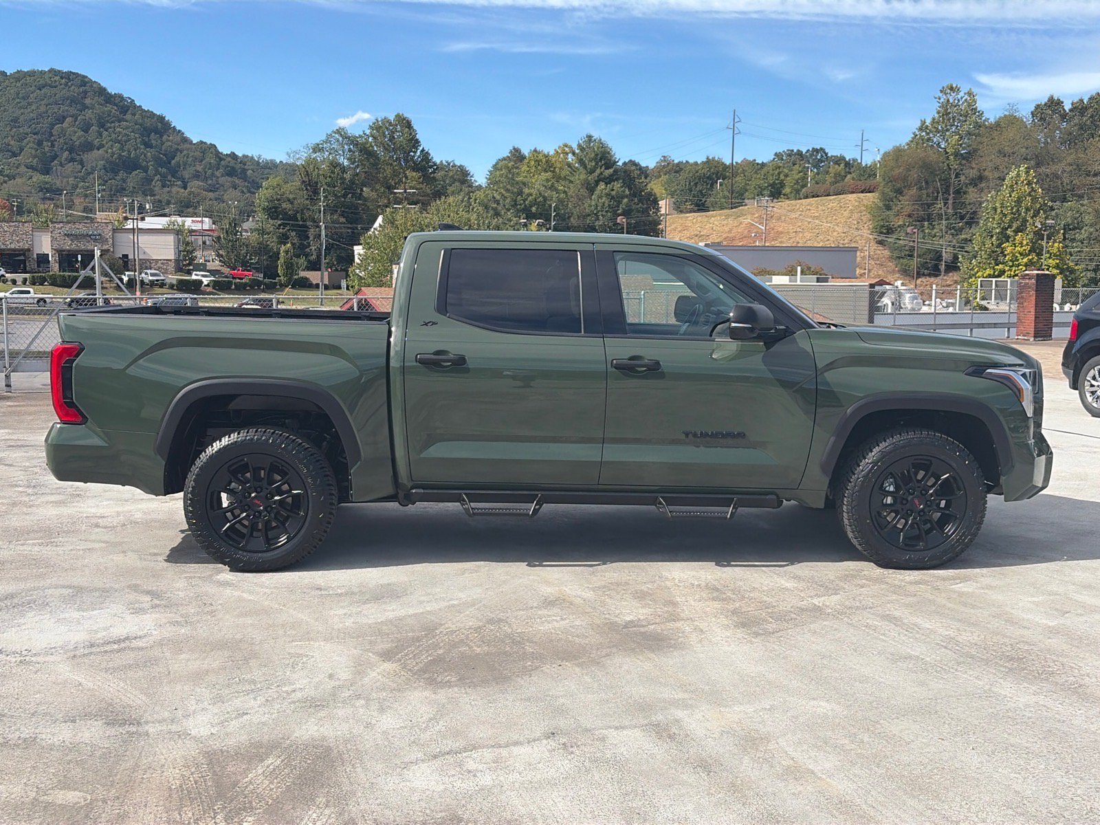 Used 2023 Toyota Tundra SR5 w/ SR5 Convenience Package AWD/4WD image 2