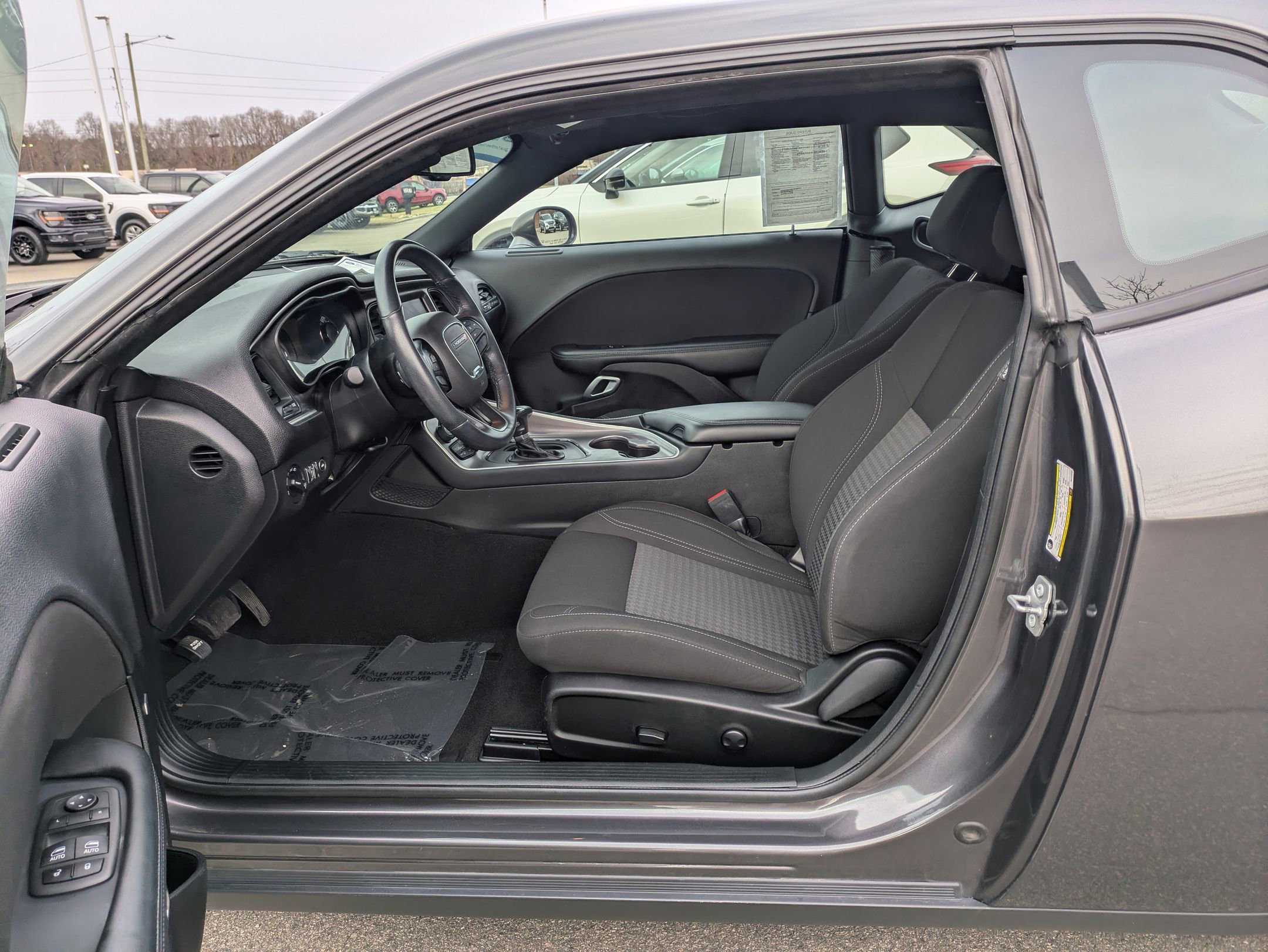 Used 2022 Dodge Challenger SXT w/ Driver Convenience Group image 17