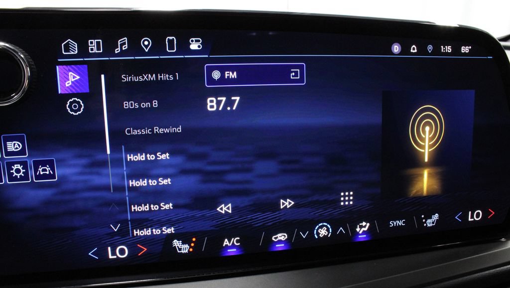 Used 2025 Chevrolet Traverse LT AWD/4WD image 3