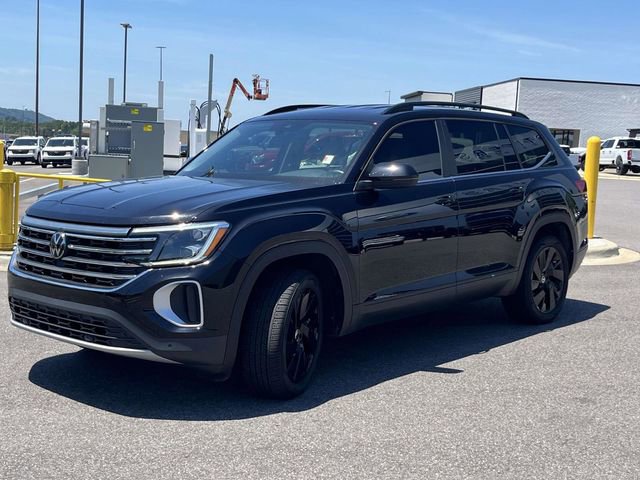 Used 2024 Volkswagen Atlas SE w/ Black Wheel Package FWD image 8