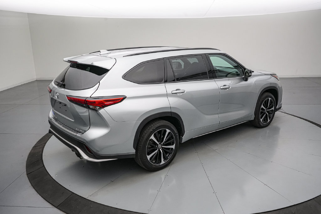 Used 2022 Toyota Highlander XSE AWD/4WD image 4