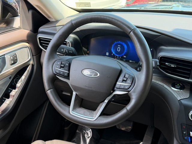 Certified 2020 Ford Explorer Platinum w/ Premium Technology Package AWD/4WD image 16