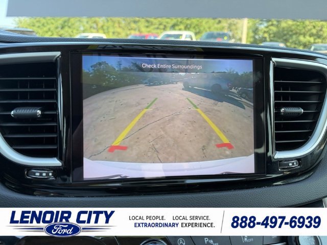 Used 2024 Chrysler Pacifica Touring-L FWD image 24