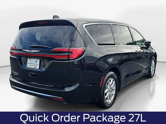 Used 2023 Chrysler Pacifica Touring-L FWD image 4
