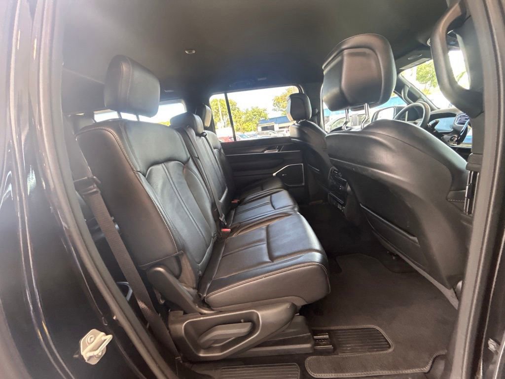Used 2024 Jeep Wagoneer L Series II w/ Flexible Seating Group AWD/4WD image 29