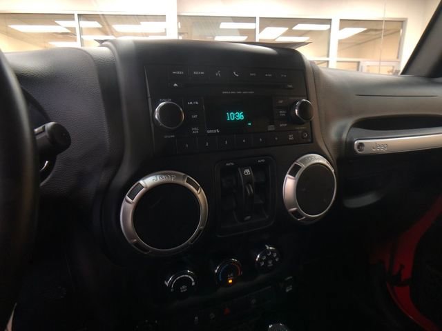 Used 2017 Jeep Wrangler Unlimited Sahara w/ Connectivity Group image 15