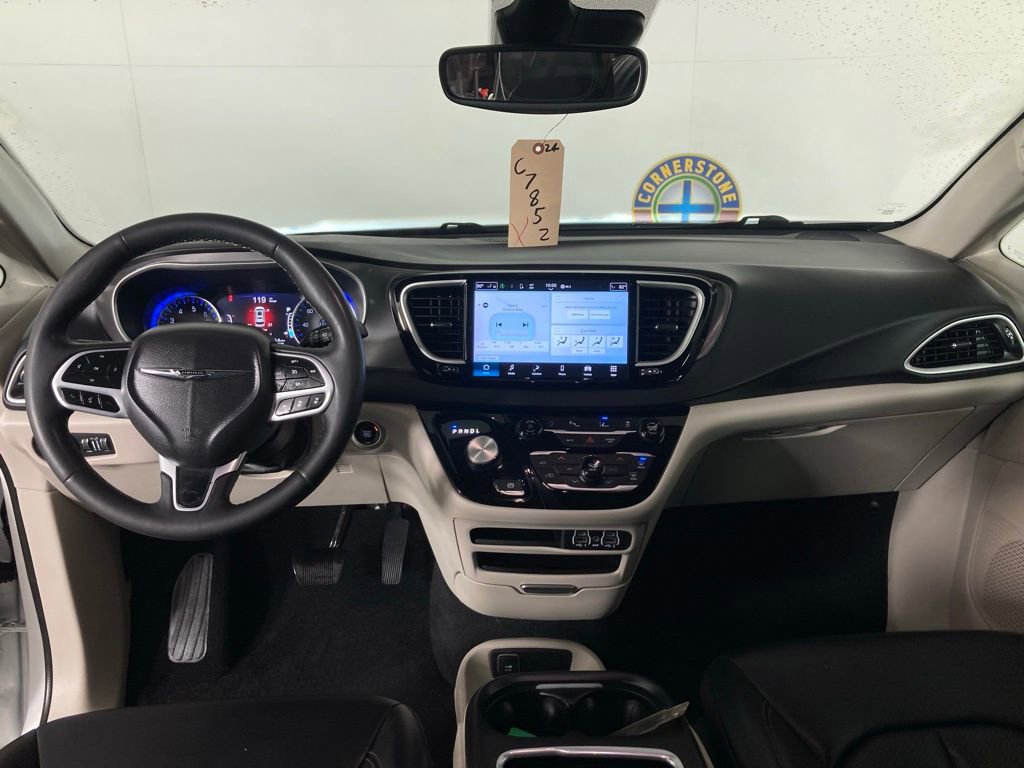 Used 2024 Chrysler Pacifica Touring-L image 7