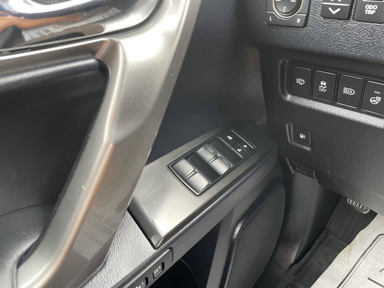 Used 2022 Lexus GX 460 Premium w/ Accessory Package AWD/4WD image 31