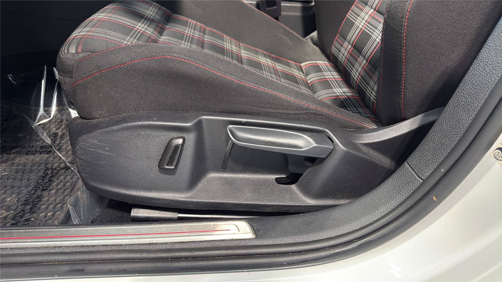 Used 2020 Volkswagen Golf 4-Door FWD image 24