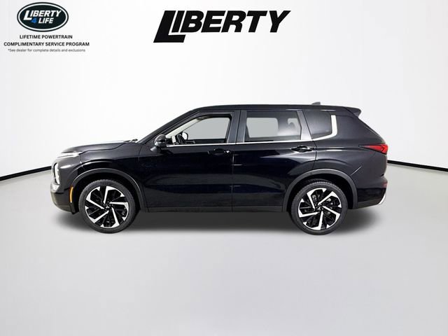 Used 2023 Mitsubishi Outlander SE image 2