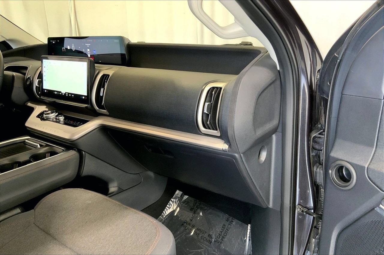 Certified 2025 Ford Expedition Active AWD/4WD image 16
