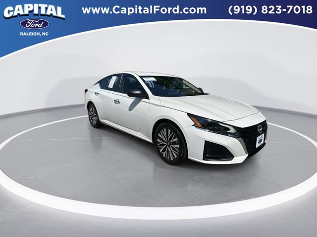 Used 2025 Nissan Altima 2.5 SV FWD image 2