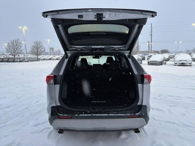 Used 2022 Toyota RAV4 SE image 8