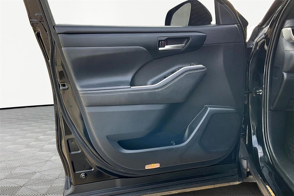 Used 2022 Toyota Highlander XSE image 23